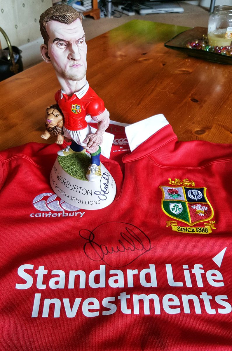 Chuffed to get my 50th birthday present @WorldOfGroggs signed today @RygbiCrymych by the great man himself @samwarburton_  Thank you Sam for your time. #Rugbylegend @NatWest_Rugby