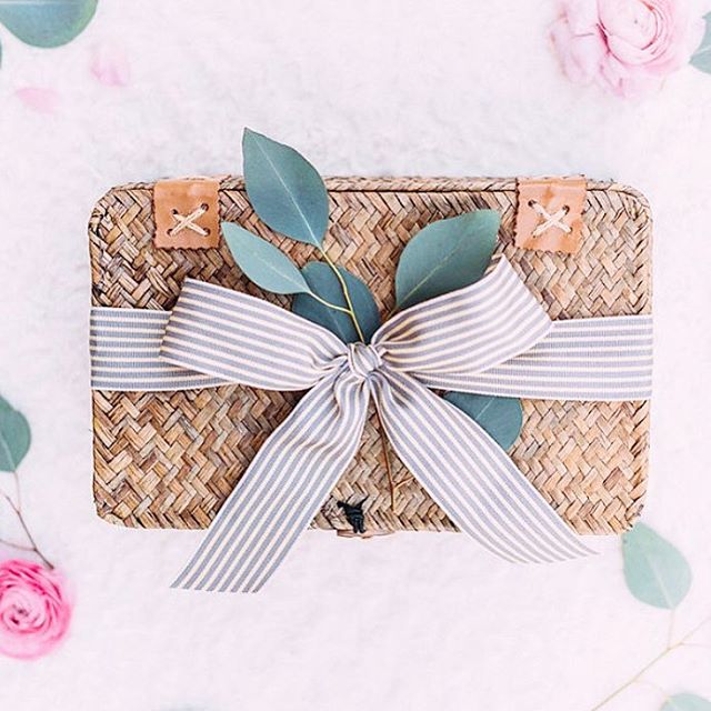 lctradingco's tweet image. Add your own personal touch like our friend Lauren from @boxandbow  where she turns our sea grass basket in natural to a soft glam gift basket! 
Model - 2943N
-
#luckycloverbaskets #luckyclovertrading #giftbaskets #giftdesign #boxandbow #bayarea #basketry #giftideas #softglam