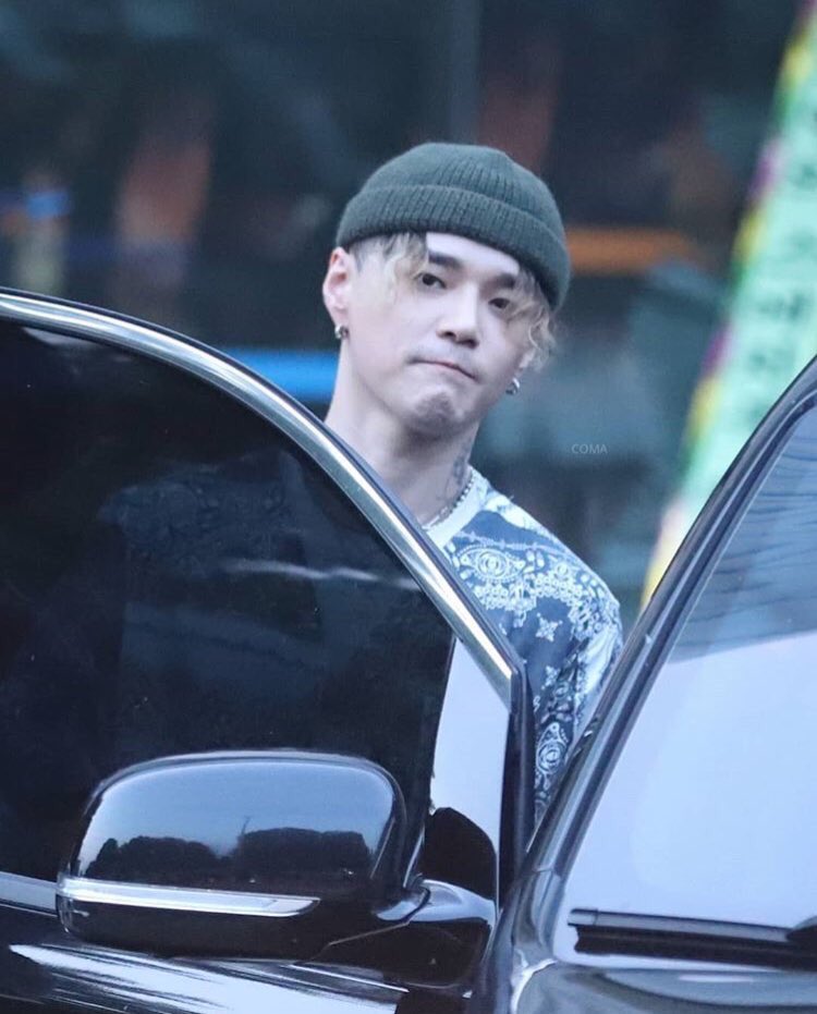 찍어주신 분... 감사합니다ㅠㅠㅠㅠㅠㅠ 근데 혁이 맨날 아블 들고 다니더니 레종으로 갈아탔는지