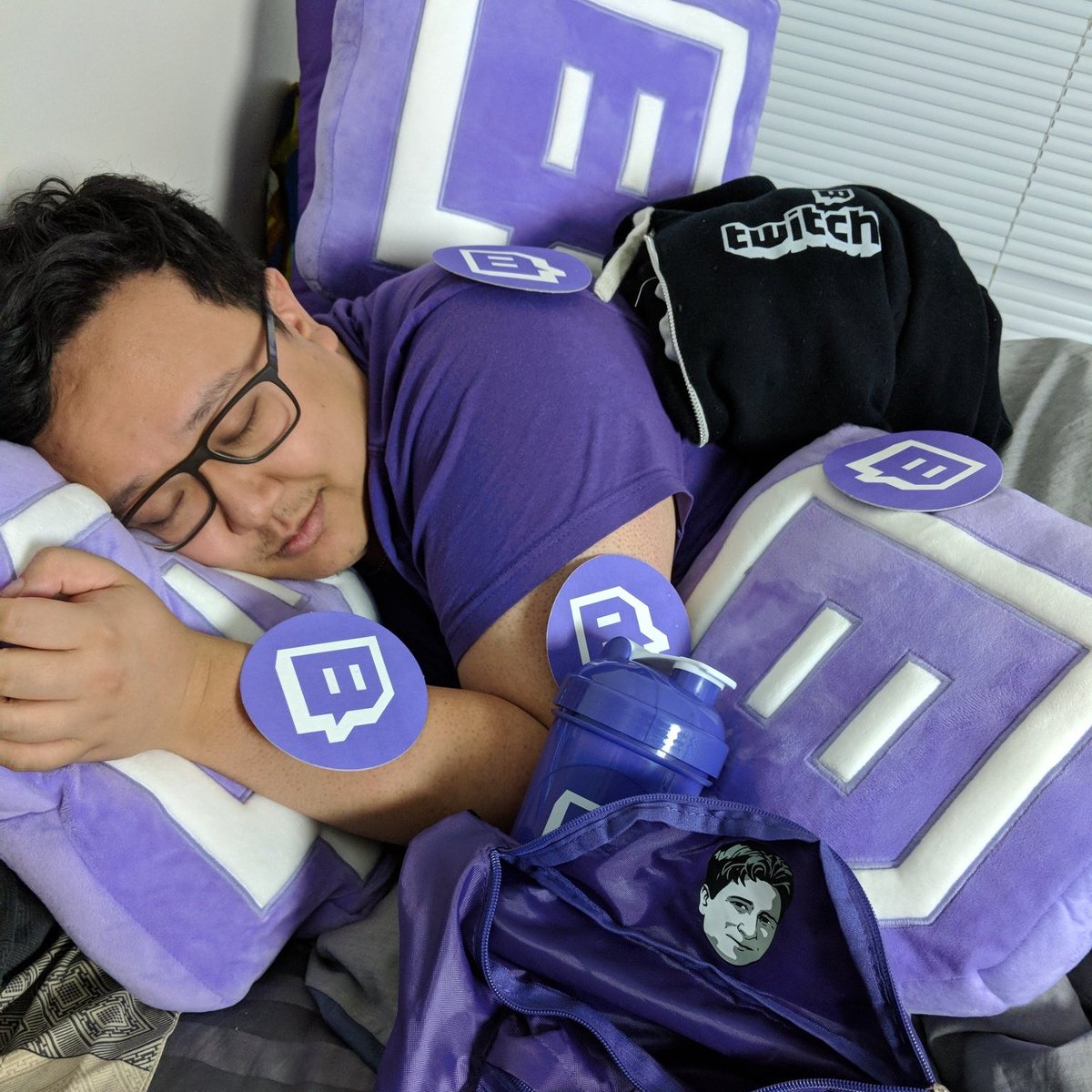 technicalnut's tweet image. do you wanna wear your twitch t-shirt out and about? 

OR 

snuggle your twitch pillow? 

YOU DECIDE 

here's how you can get your own FREE official twitch t-shirt or pillow 

♻ RT this post 

+ 

🖋 sign up: bit.ly/2vZldAj

that's it, you're in!