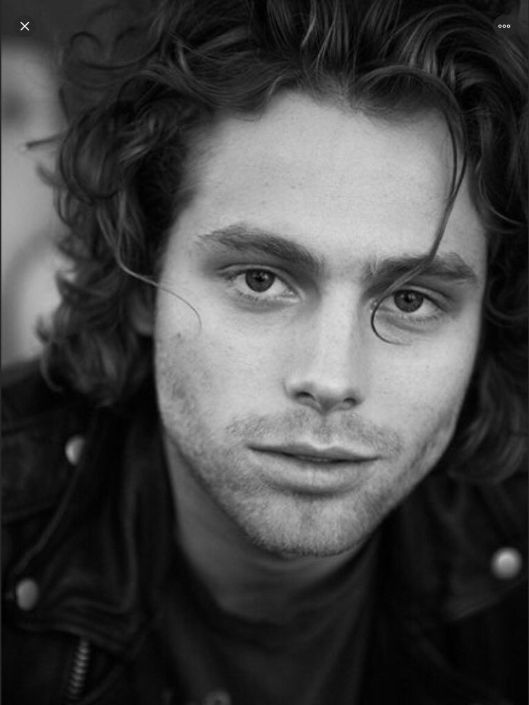 WallsTalkFast's tweet image. Retweet? If Luke sees this i will sob  and die :)