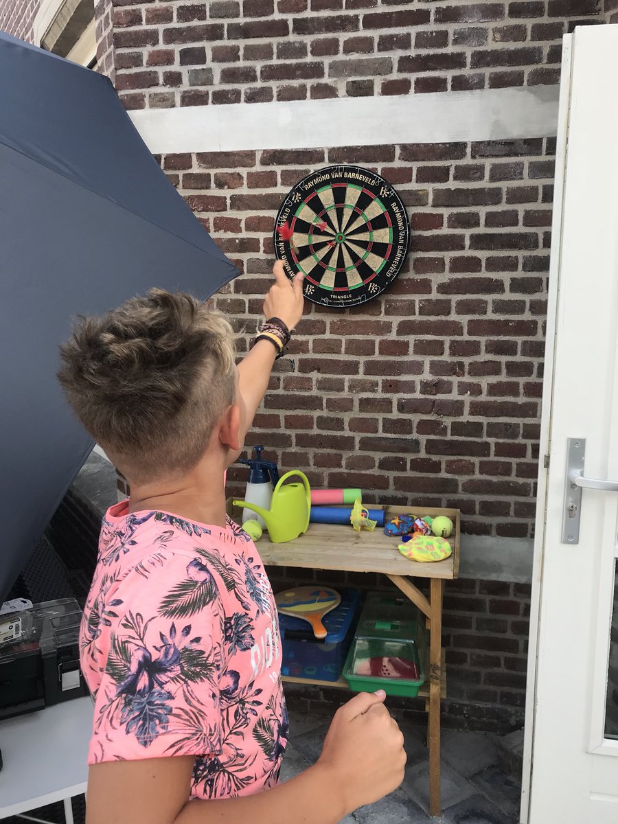 Oud dartbord van @cafedepiëlhaas hangt #nostalgie #eindstraatvenray #zomer