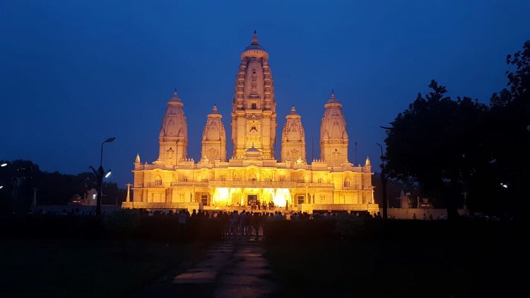 bolly_worm's tweet photo. #KanpurTurnsGold 
Here is the beautiful view of the JK Temple turning Gold today with support from @JagranNews #IndiaTurnsGold

@akshaykumar @Roymouni @excelmovies https://t.co/FmluYtswLn