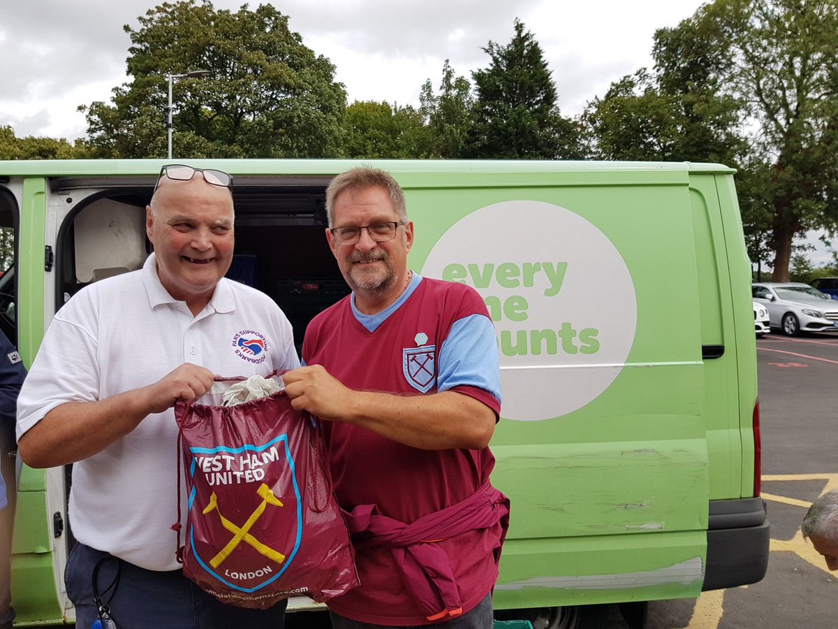 Jasiu9's tweet photo. Foodbank donation from #WHUISA2017. With Dave Kelly from #BlueUnion #hungerwearsnocolours https://t.co/l92q34OZpY