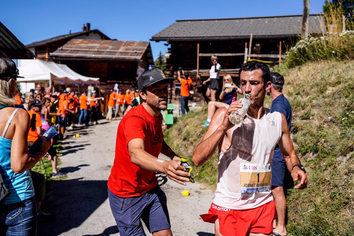 kilianj's tweet image. During a race, eat and drink and throw the waste at the garbage container! #SierreZinal
@Volvic_fr 
📸@martyvalmassoi