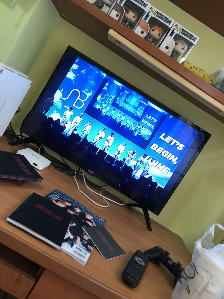 SkylerForGOT7's tweet photo. Spent the whole day watching the dvd and catching up today~ (*´꒳`*) #UNB #유앤비 #LetsBeginUNMe https://t.co/BTI2oJvRFs