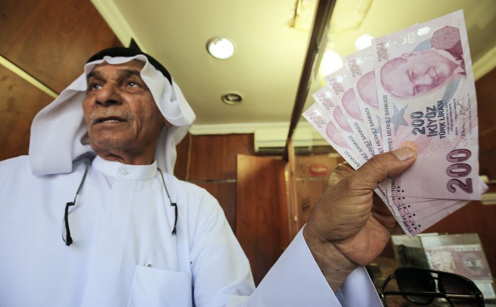 وكالة الأنباء الفرنسية تنشر صوراً من أسواق الصرافة في الكويت يظهر فيها متعاملين يقدمون على بيع الدولار وشراء #الليرة_التركية