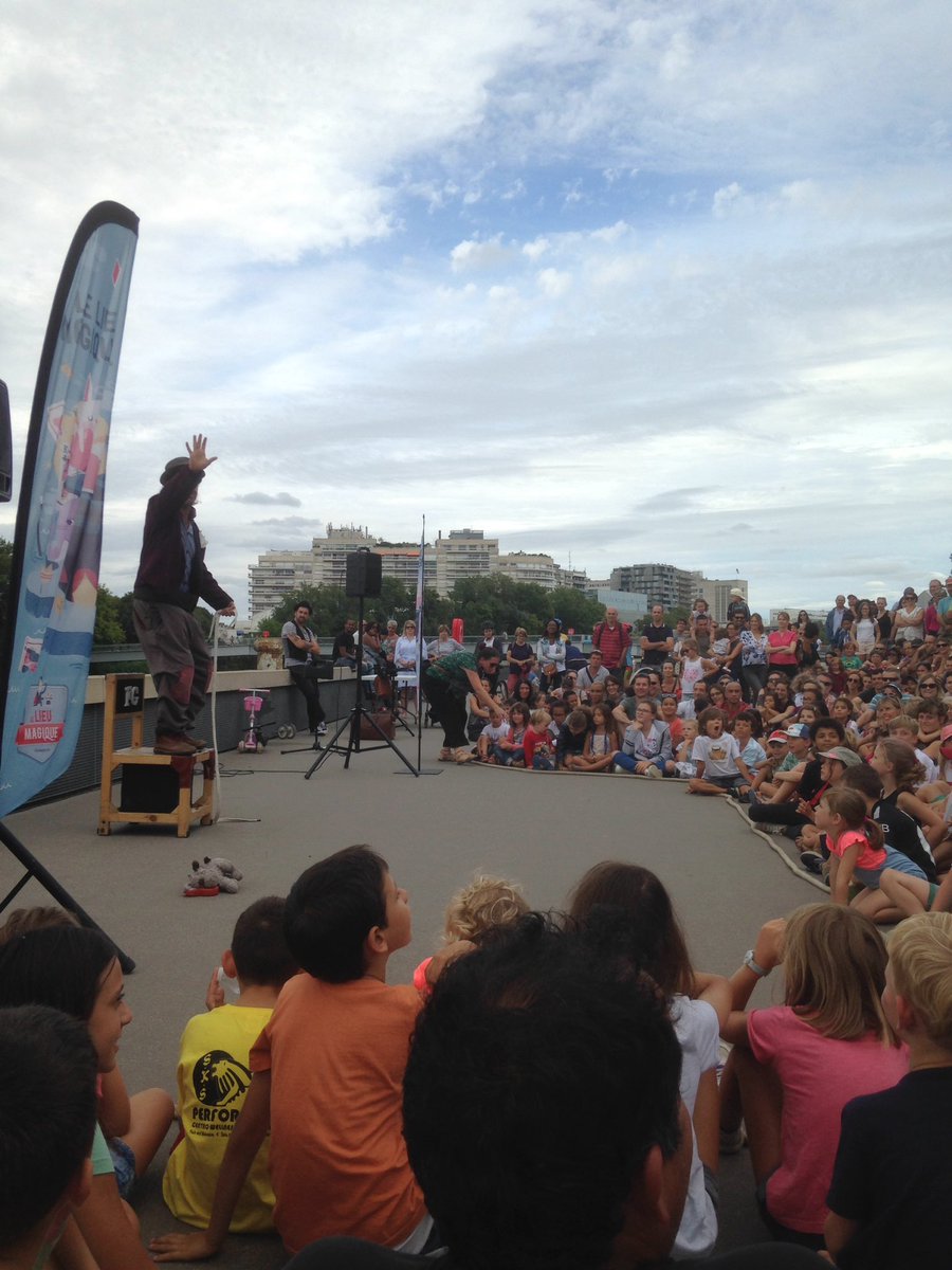 LeLieuMagique's tweet photo. Flash Gonzalez ouvre #levoyagemagique @nantesfr  beaucoup de monde et une belle ambiance familiale! C'est jusqu'au 15 tous les jours ! https://t.co/f8e0A2ZhGI