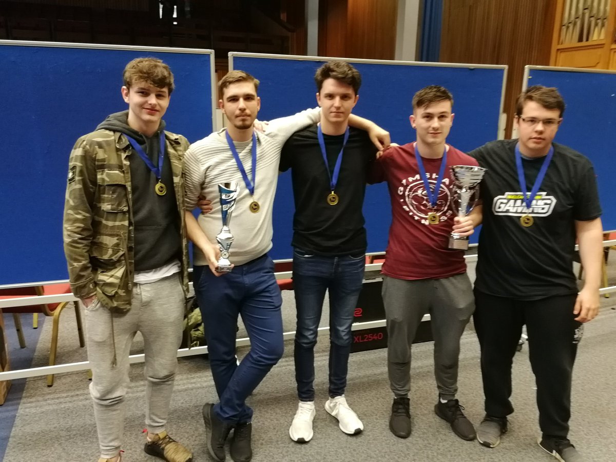 onetaplan's tweet photo. The #OTL4 champs! And don't they look delighted #Shlugs https://t.co/WZeKX6Rdim