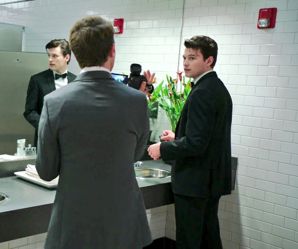 리메이닝 데캍 죨라이뽀.. 특히 영화 시작부분 화장실에서 왜이러케 이뿐거얌 ㅋTranslate post