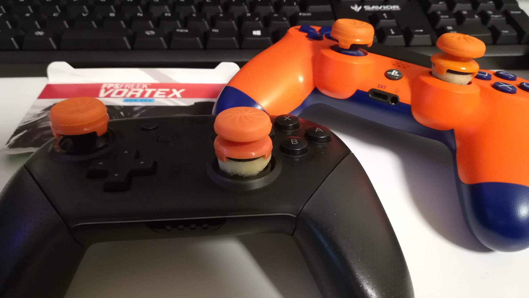 ぶれす ゲオで売ってた Fpsスティック スイッチのプロコンにさしこむタイプなんだけど めっちゃfpsフリーク意識してる W シリコン製で高さは二種類 スポンジが10個ついてて980円 こういうのって右側だけハメればいいから コスパいいよね スポンジ