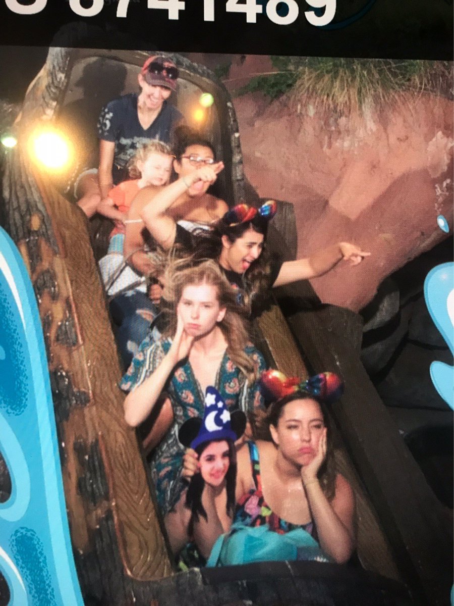 topochica___'s tweet photo. Do your friends even take you to Disneyland with them? #LOVE https://t.co/v0q76eWs21