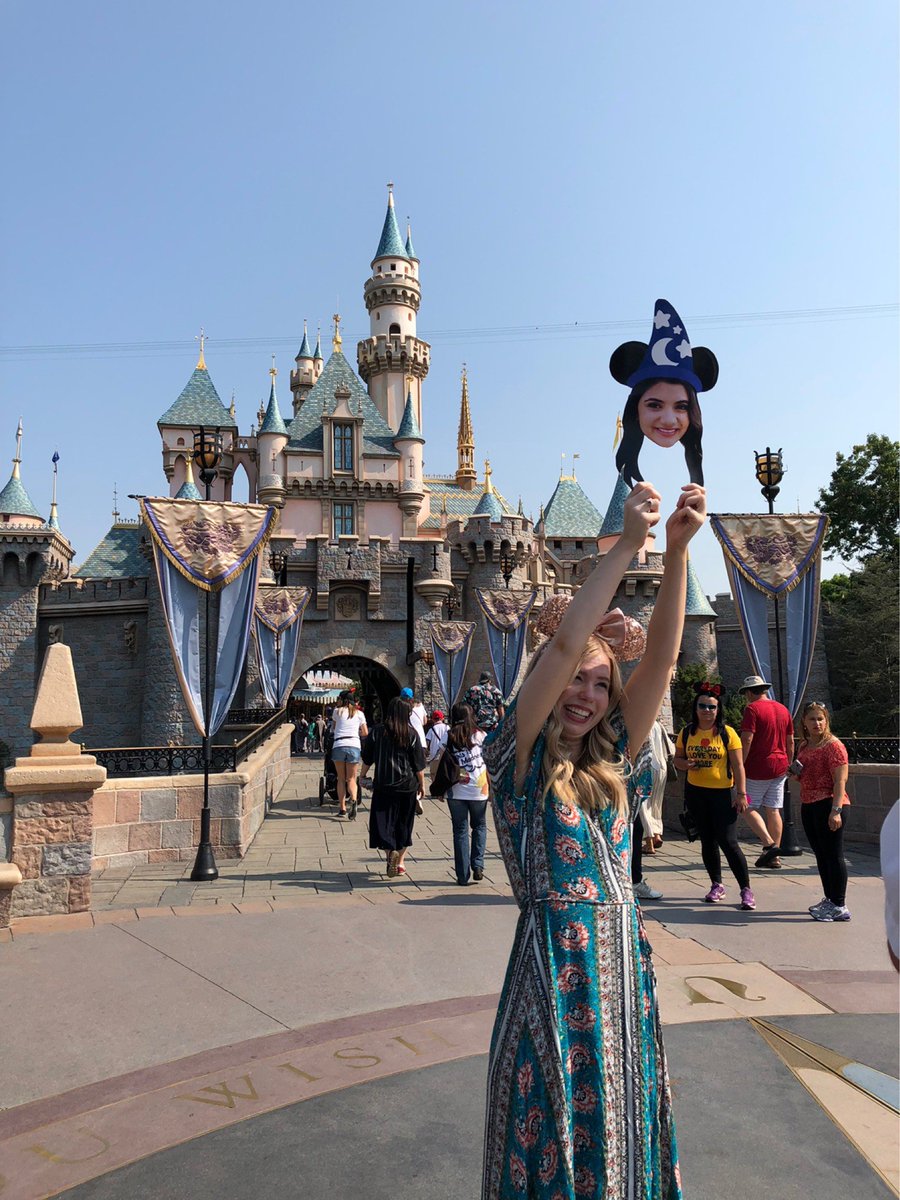 topochica___'s tweet photo. Do your friends even take you to Disneyland with them? #LOVE https://t.co/v0q76eWs21