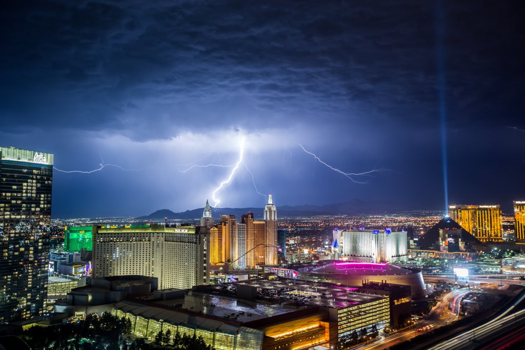 ReynoldsXO's tweet photo. last night’s lightning https://t.co/zjIWlKIBM1