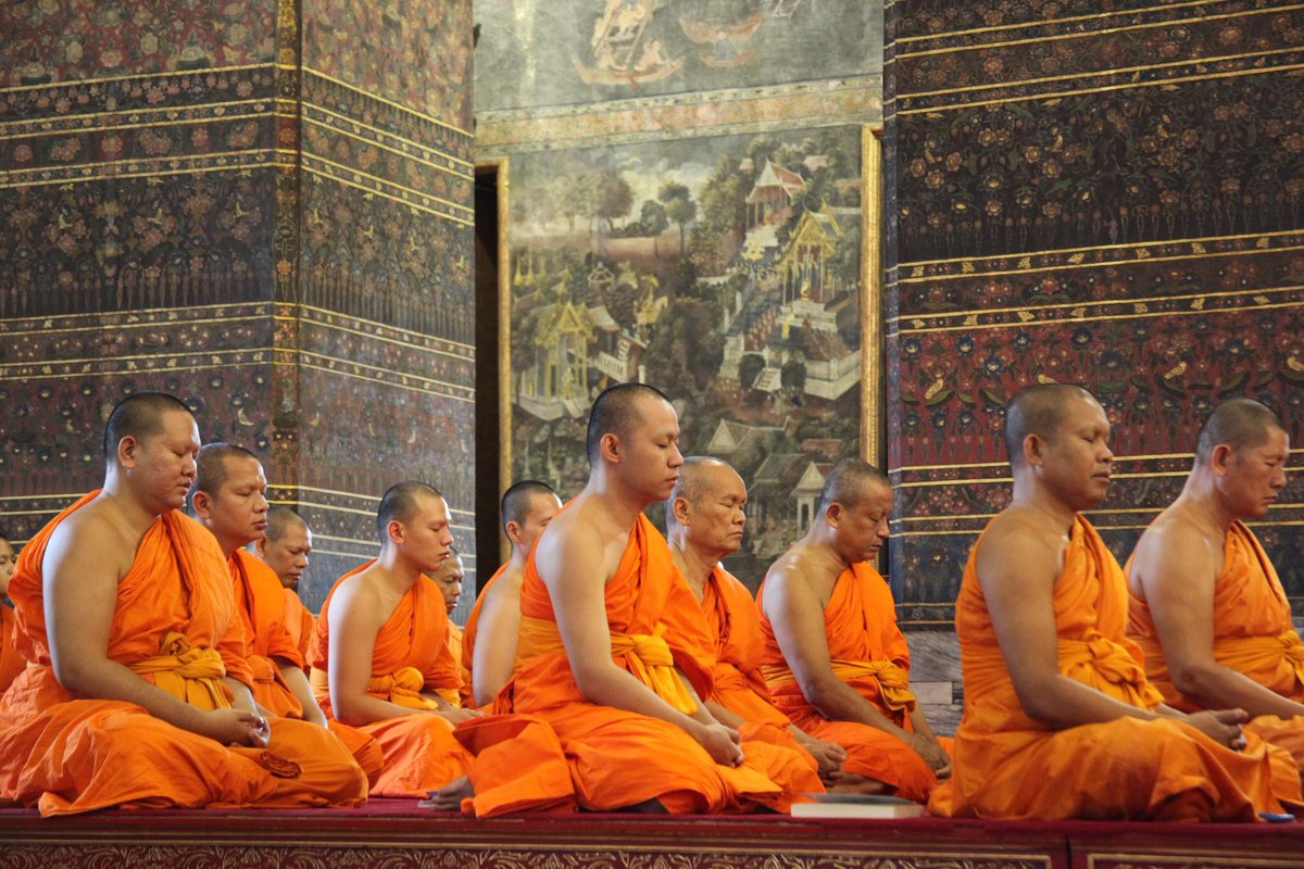 Что такое буддисты. Сангха буддизм. Буддисты Тхеравада. Будда дхарма Сангха. Сангха община.