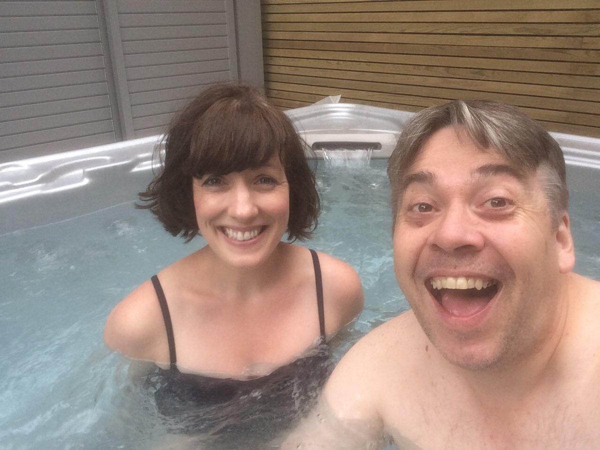 lesleyrosslyric's tweet photo. When one of your besties, @lisa_letters , takes you for a belated birthday lunch...
So you repay her with a hot tub in the garden... #Sunday #fablass #FriendsForever https://t.co/QqxYWlnY1t