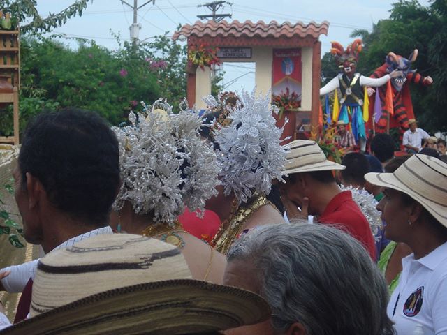 Pavertec's tweet photo. #FelizDomingo, tenga todos. Expresiones #culturales en nuestros pueblos : #sombreros, #tembleques, #diablos. #VisitPanama #panama #viajeroSolitario #explora507 #cultura #paverLugares #conoce #degusta #visita #tradición #costumbre #polleras… https://t.co/zqicKz6Xtx https://t.co/89yzLnYmLo