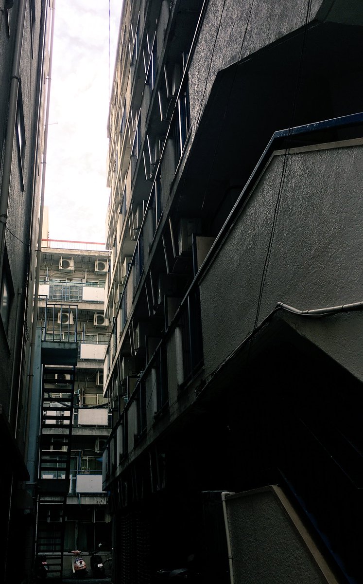 日本三大ドヤ街の #寿町 に行ってきました。1枚目の場所は #軍艦島 を思い出して興奮しました。 #関内 #横浜 #団地 #簡易宿泊所 #コインシャワー  #路地裏