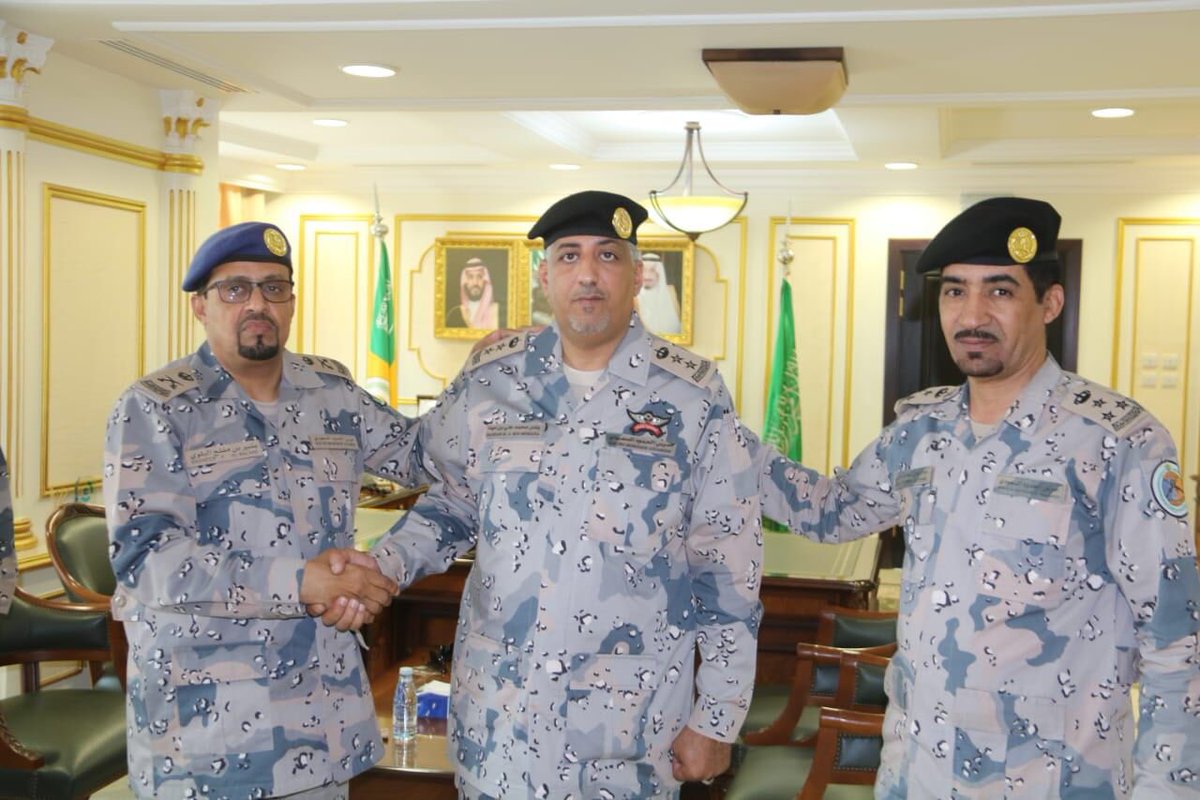 حساب جهينة الرسمي Auf Twitter قائد حرس الحدود بمنطقة المدينة المنورة اللواء بشير بن مفلح البلوي يقلد العقيد بندر محمد الحافظي رتبتة الجديدة ونتمنى له التوفيق الف مبروك يا ابو محمد حساب جهينة الرسمي