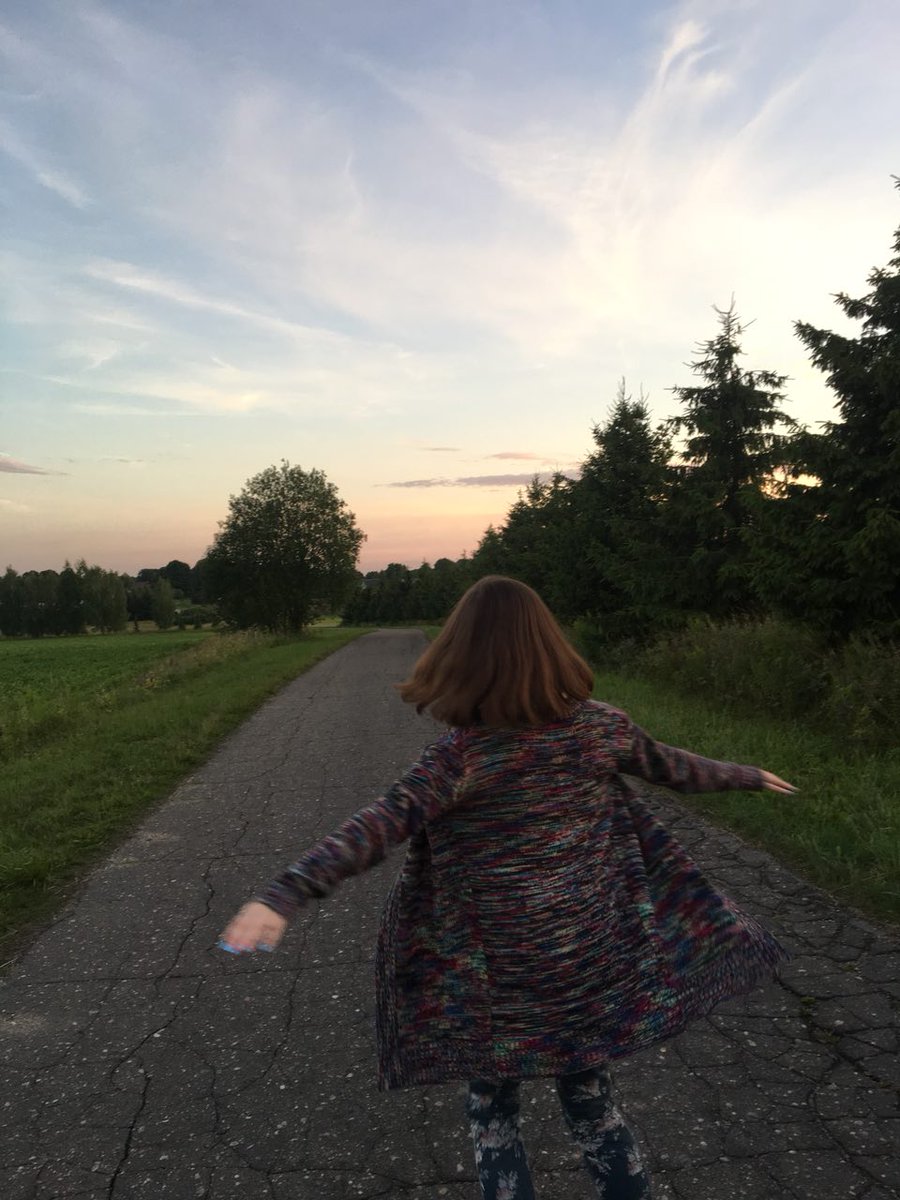 XeniaSnicket's tweet photo. привет я ксюша и я люблю летать https://t.co/C51VE6Hne5