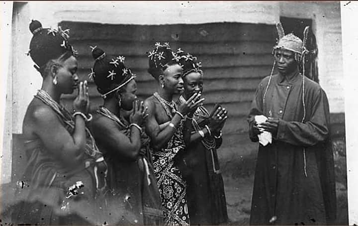 ASIRIMagazine's tweet photo. Oba Akenzua II with his Queens the OLOI, Benin City 1956.#obaofbenin #obaghatokpere #history #heritage #obaakenzua #beninhistory #bini #edokingdom #royalty๐ #ASIRIMagazine #beninkingdom #madeinnigeria #Queen https://t.co/TmFjWwXBwj