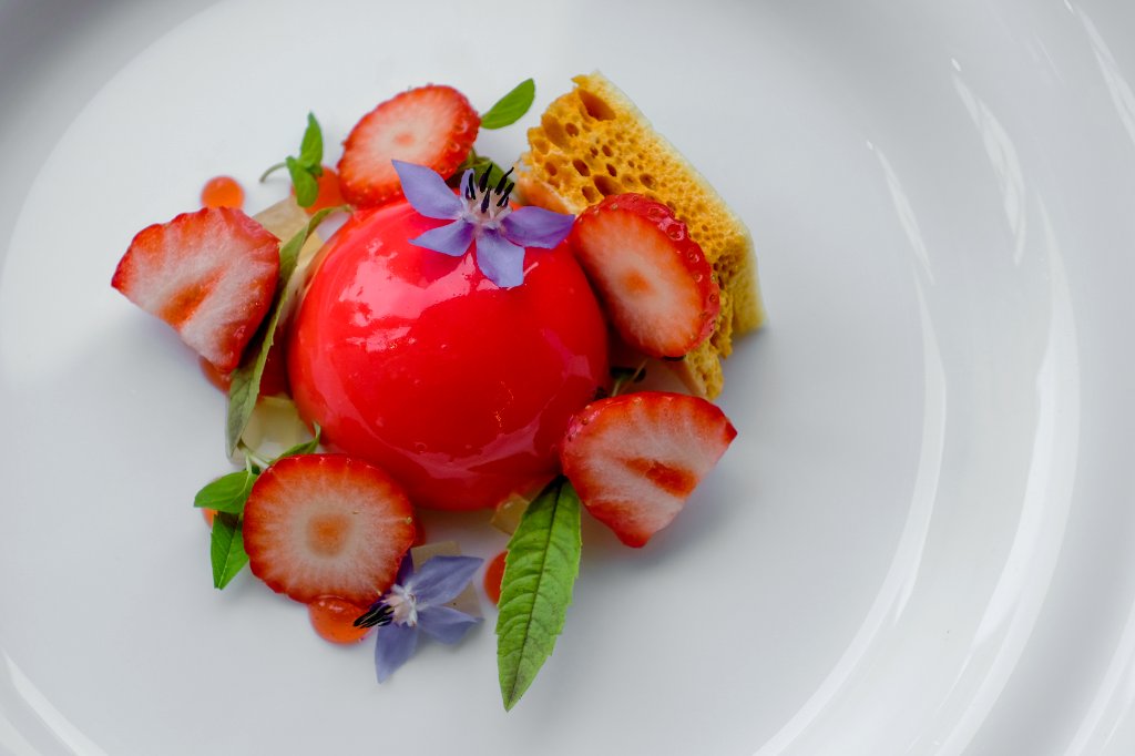 Roskirestaurant's tweet photo. Your pudding couldn't get any better...Strawberries, hay and aged balsamic!
Freshest strawberries you will ever taste. 😋
#pudding #strawberry #summerpudding #dessert #yummy #artofplating #chef #chefcreation #food #foodies #eatdelicious #restaurant #liverpool https://t.co/oKs4GxU2HA