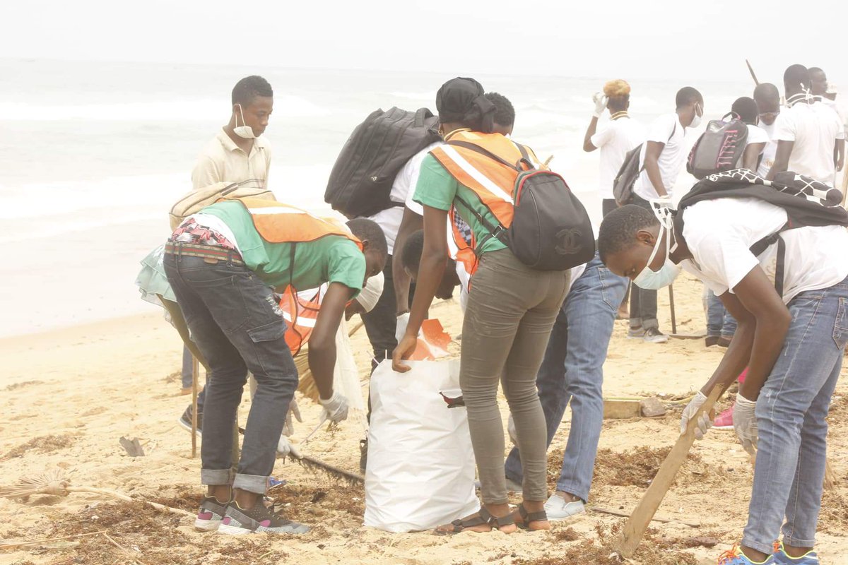 yel_young's tweet photo. Members of #YEL Celebrate the #IYD by cleaning up abandon beaches in Monrovia, Liberia.

#YEL
#IYD2018Liberia 
#SafeSpaces4Youth https://t.co/FLZCRsSNze