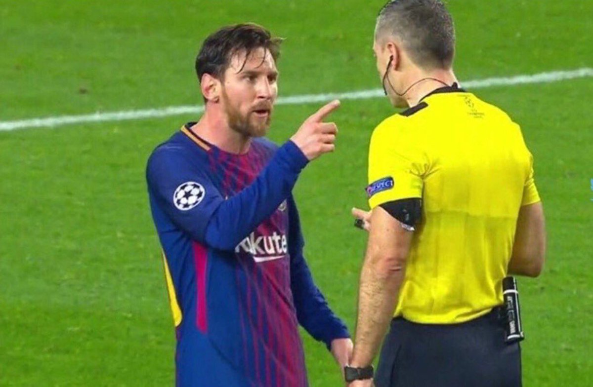 Против судью. Месси и роналдо драка. Судейство в футболе. Против судью. Сидоренко судья.