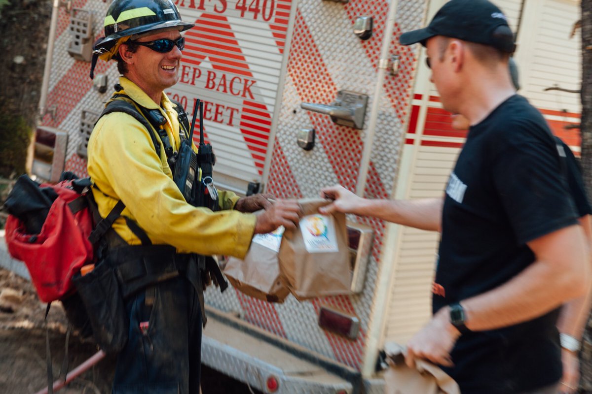 chefjoseandres's tweet photo. This is why we do what we do! #Heroes #ChefsForCalifornia https://t.co/8rEL6Iv1wI