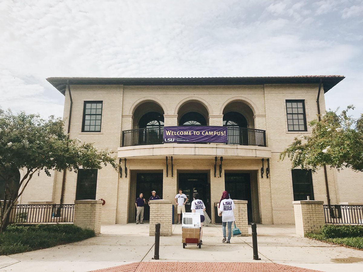mollyann17's tweet photo. Move-in day shenanigans are still underway! Excited to have the @LSUBasketball team lending a helping hand! #DestinationLSU https://t.co/UhSPFpyx0S