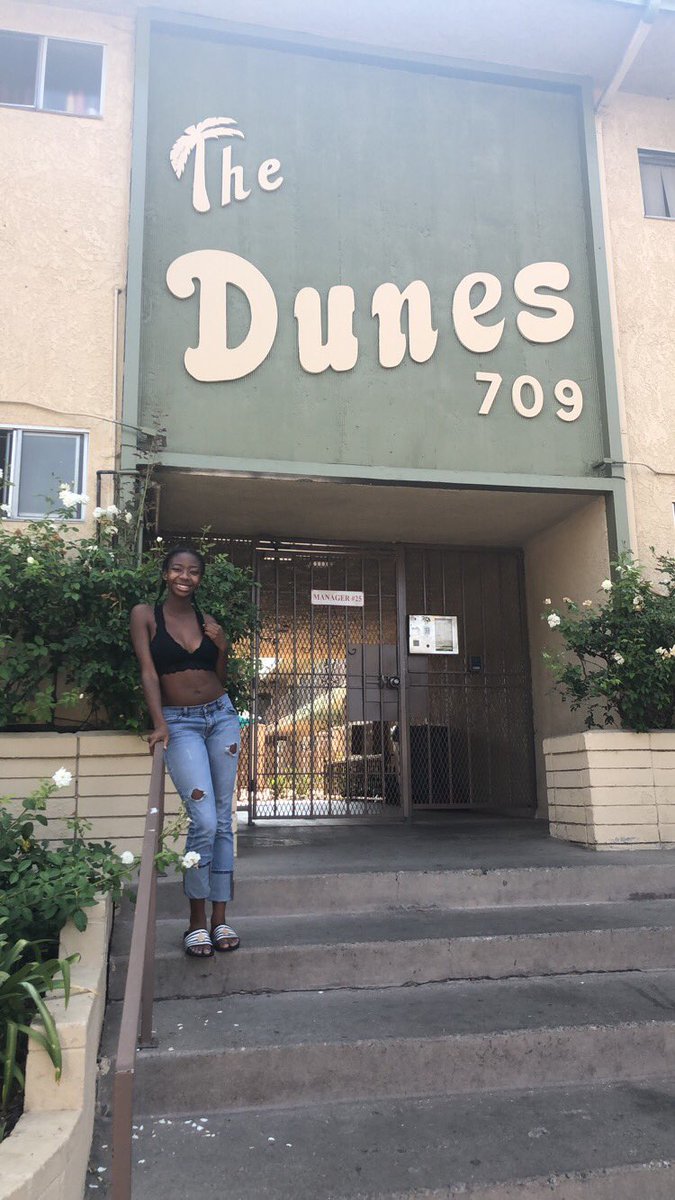 Jemenerzzz's tweet photo. In honor of Insecure Season 3 starting tonight 😁 #InsecureHBO #InsecureWeek #issarae https://t.co/LOKA1YBoVq