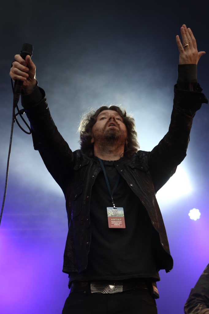 decibelROGUE's tweet photo. Getting to the sharp end of the evening. Now it's Embrace's turn to pump up the party atmosphere 🤘🤘🤘 @PartyAtPalace @GlensVodkaLLG @embrace #PATP5 https://t.co/8UfRHGxDgI