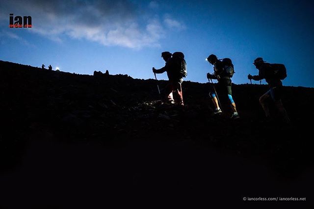sondreamdahl's tweet photo. Despite the darkness, I had great views 🤩 #earlymorningonToubkal #sheissohot🔥 📷 -> @iancorlessphotography https://t.co/cieDFdRxNp https://t.co/L178CclwbE
