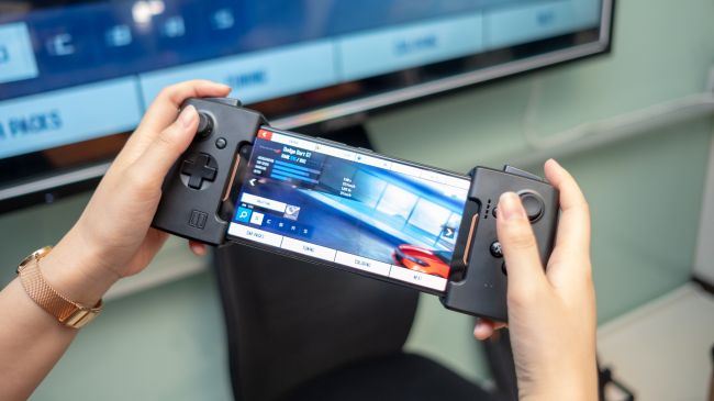 TechHivesMedia's tweet image. #Tech + #Gaming 

@Asus new gaming smarthphone ROG Phone is going to cost as much as the iPhone X! Finnish mobile carrier Telia has the handset up for preorder at €999. 
goo.gl/PoGHET