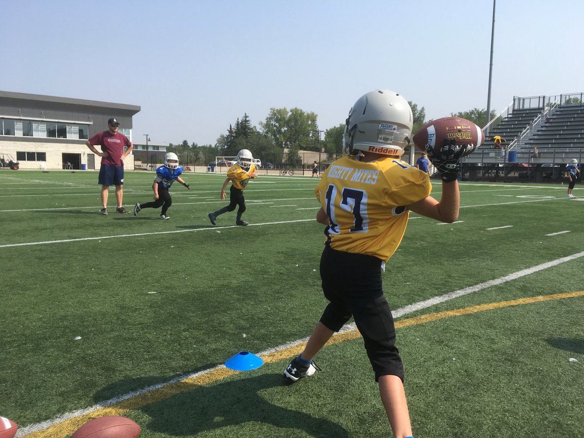 R_M_Football's tweet photo. #2on1s #passing #GoldGriffins #Broncos #Cowboys #MightyMites #KickOffCamp https://t.co/msdcYb8XNl
