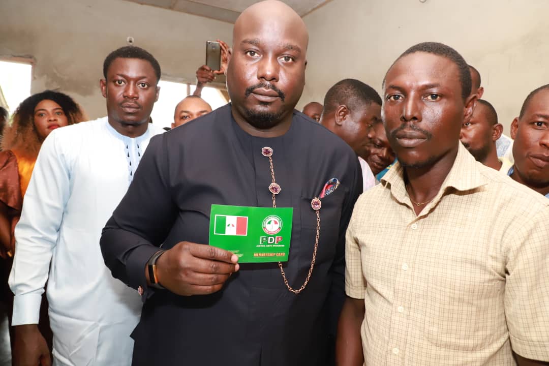 KeniebiM's tweet photo. Photo news!!!

Keniebi Okoko receiving his PDP membership card..

We are ready to put the right and best qualified candidate in the right office.. A new Bayelsa is emerging!!

#runkeniebirun https://t.co/duQvlKYdFd