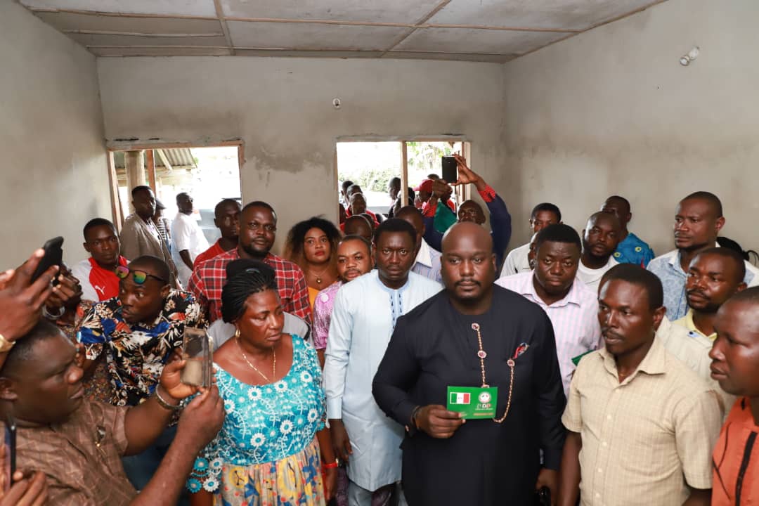 KeniebiM's tweet photo. Photo news!!!

Keniebi Okoko receiving his PDP membership card..

We are ready to put the right and best qualified candidate in the right office.. A new Bayelsa is emerging!!

#runkeniebirun https://t.co/duQvlKYdFd