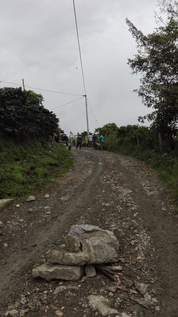 Alcaldiastarosa's tweet photo. #ElDato
En lo corrido de 2018 la Alcaldía de Santa Rosa de Cabal, liderada por nuestro alcalde @HAriasMejia ha intervenido más de 30 cuadras en el sector urbano, y cerca de 2 kilómetros 500 metros de placa huellas han sido construidos en el área rural @Micuel4 @gonzalodavilao https://t.co/TVIf4kUNx1
