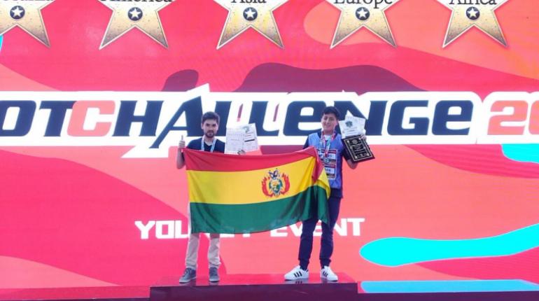 LosTiemposBol's tweet photo. Bolivianos logran segundo y tercer lugar en competencia de robótica en Beijing  https://t.co/NEJvAkImNu https://t.co/FpAxsOHmVQ