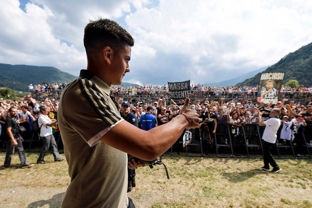 PauDybala_JR's tweet photo. Grazie per il vostro affetto ed il vostro entusiasmo, energia 🔋 per le nostre vittorie!  🏆🏆 #finoallafine #juventus #VillarPerosa #serieA #football https://t.co/kOu2toiduO