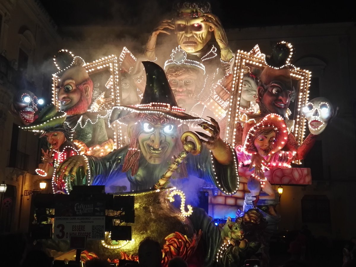 fondcarnevale's tweet photo. Fino al 19 agosto ogni sera ad #acireale i #carri riprendono magicamente vita #carnevale https://t.co/3cs5moWvs0