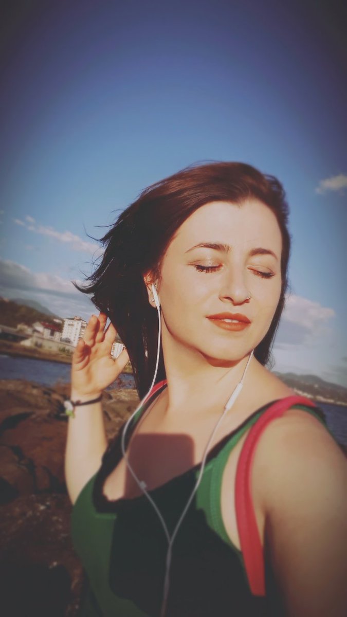 dere_esin's tweet photo. Ve dedimki yere düsmüs bir kibrit bile rüzgarla yeniden alevlenebilirken ben seni görünce nasil tutusmam(M)💛💚💜 https://t.co/OxSWqDwfWF