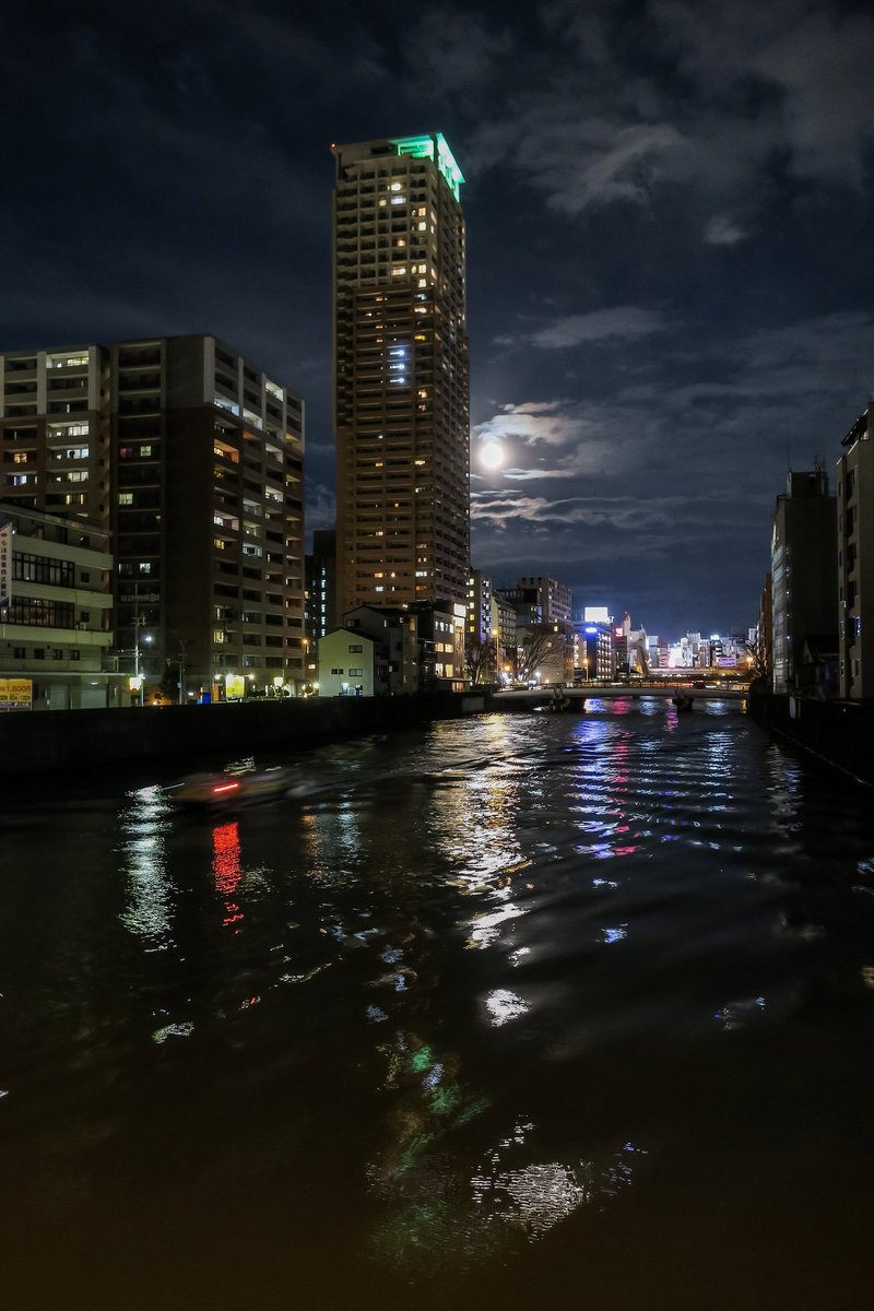 왜 자살하는지 오늘따라 더 잘 알것 같아...
뭘 어떻게 해야할지 답도 안나오고 마냥 답답해...
중학생 때부터 살기 싫을때마다 맞아서 그런가...
몸이 아파야 속이 아픈건 조금이나마 잊혀져서 거의 매일 플 했는데 요즘은 그걸 애기들 보는걸로 대신 하다보니 애기들 잘땐 한없이 우울하고 지친다