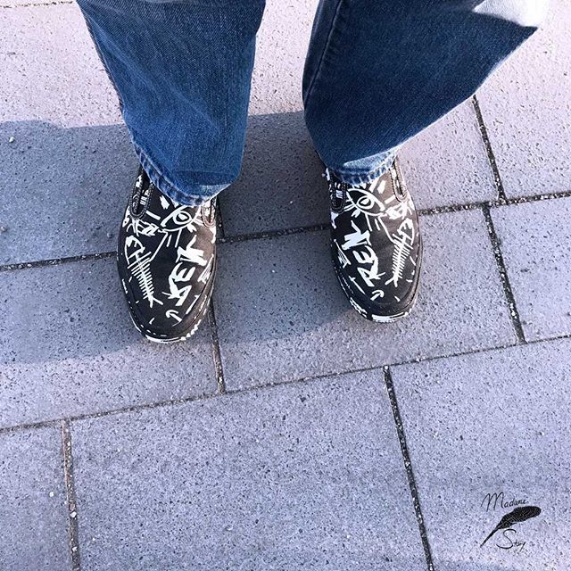 DIE SCHUHE VON...
.
.
Lothar.
Alter: 53 Jahre.
Beruf: Möbelpacker.
.
.
5 Uhr am Sonntag. Lothar kommt gerade aus einer Moosacher EckKneipe. Seine Augen sind etwas rot. Ich muss mich etwas trauen, ihn zu fragen. Er wird das total strange finden, wenn ich … ift.tt/2vFxLx7