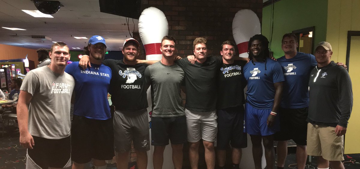 CoachTylerFunk's tweet photo. Awesome night bowling with this #Mule group!! Strikes for days!! https://t.co/i47PugBlij
