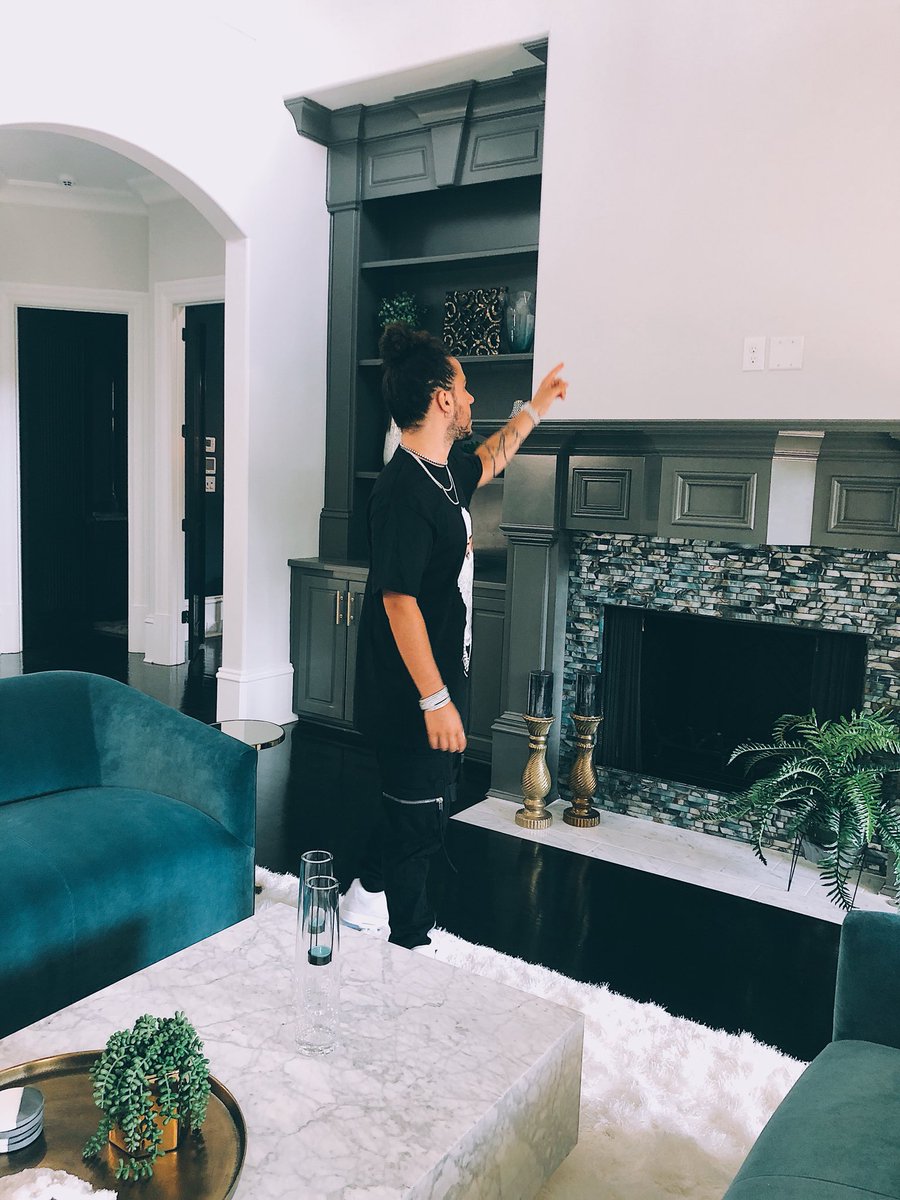 russdiemon's tweet photo. Big empty space on wall....plaque or massive painting of myself 🤔🤔🤔😂😂😂😂 https://t.co/AKU0WtYouv