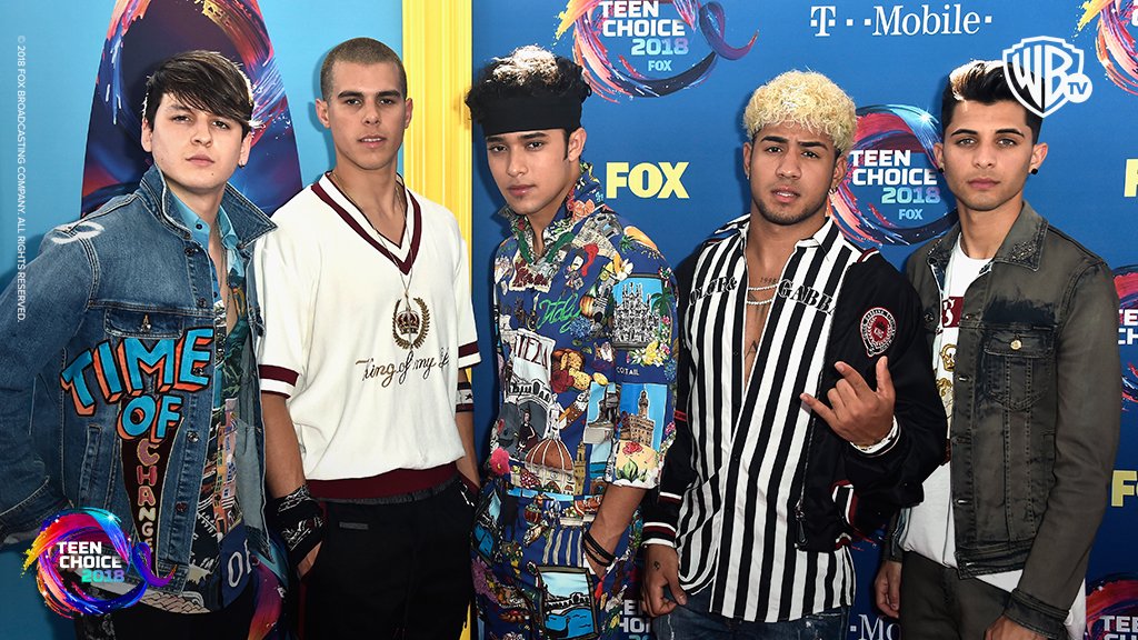 WarnerChannelLA's tweet photo. ¡Miren quién pasó por la alfombra de los #TeenChoiceWarner! No te olvides que puedes votar por ellos aquí: https://t.co/4Yofy4gz9H ¡El resultado depende de tí!

#CNCOwners https://t.co/5R498GJkrP