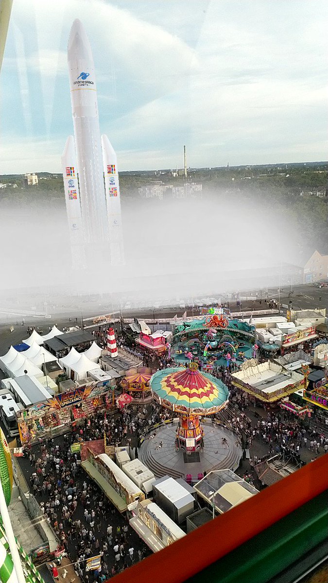 WieZnarv's tweet photo. Statt Feuerwerk ein Raketenstart, coole Idee! //
A blast-off instead of a firework. Interesting idea, @CrangeOffiziell. //
Concept intéressant d'un décollage au lieu d'un feu d'artifice.
#withariane #crange2018 @ArianeGroup @CNES @esa https://t.co/7vA3W0Q3v7