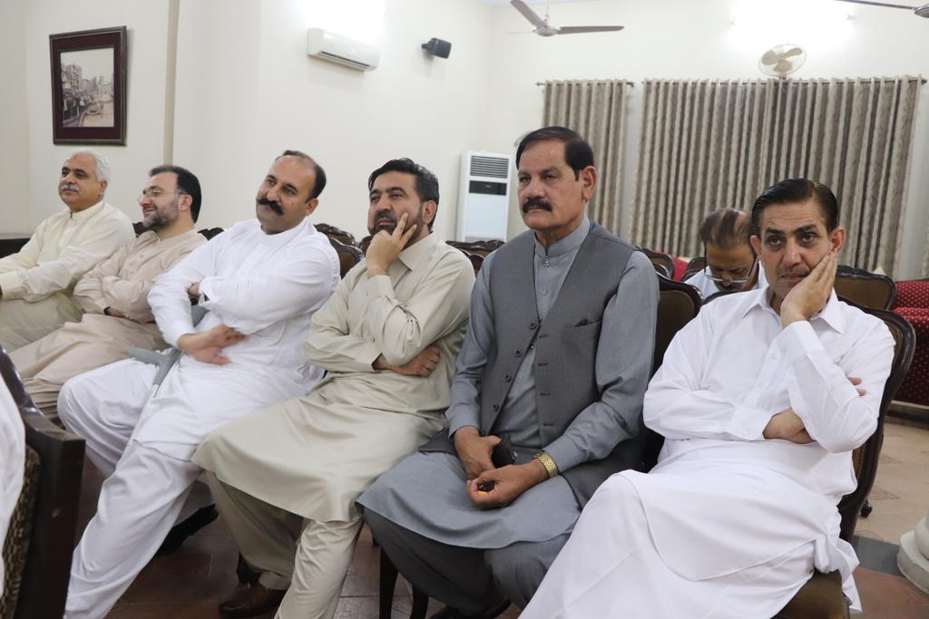 TeamMehmoodKhan's tweet photo. *خیبرپختونخوا کے نامز د وزیراعلیٰ محمود خان کی زیر صدارت صوبے کے نو منتخب اراکین کا تعارفی اجلاس 
*نو منتخب ممبران کا تعارفی سیشن 
*محمود خان کو وزیراعلیٰ کی حیثیت سے نو منتخب ممبران کا تعارف کرایا گیا۔
*تمام نو منتخب ممبران کو مبارکباد پیش کرتا ہوں، محمود خان
#NayaPakistan https://t.co/Nbm9AXG4vr