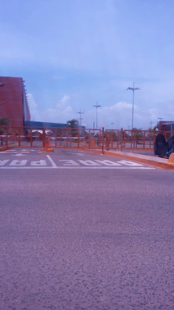 UltimoMomentoVE's tweet photo. #EnImágenes #12Ago

¡SOCIALISMO MADURISTA "EFICIENTE" EN ACCIÓN!

#Maracaibo Así sé encuentra el C.C. @tusambilmcbo cerrado por falta de servicio eléctrico, ya que sus plantas eléctricas no tienen autonomía tras 4 días sin electricidad. 

Con información y fotos: @ReporteYa https://t.co/VrECHWoz1O